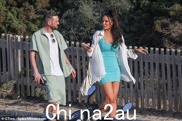 休息时间:Tulisa 在去海滩的路上还抽着烟忙着玩手机