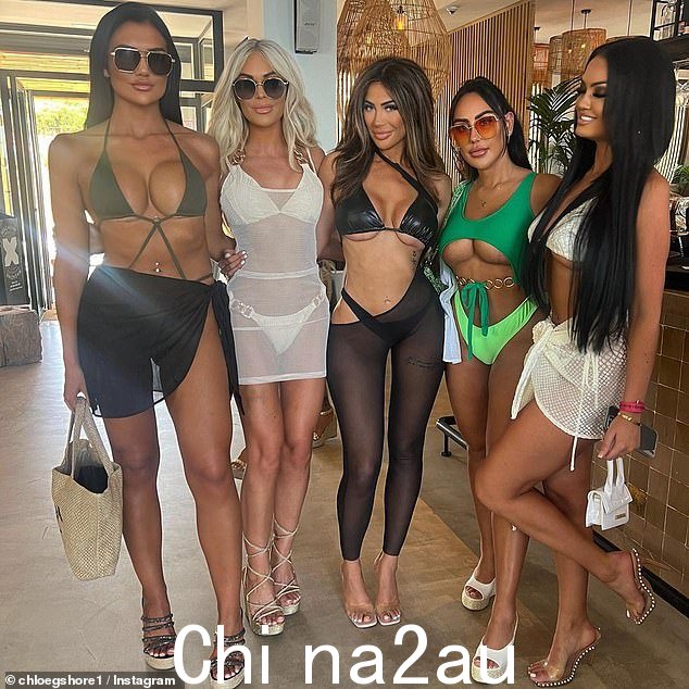 女孩们只想玩得开心:克洛伊目前正在与她的联合主演艾比霍尔伯恩(图中最左边的黑色)和索菲卡萨伊(图中右边第二个绿色)一起度假)
