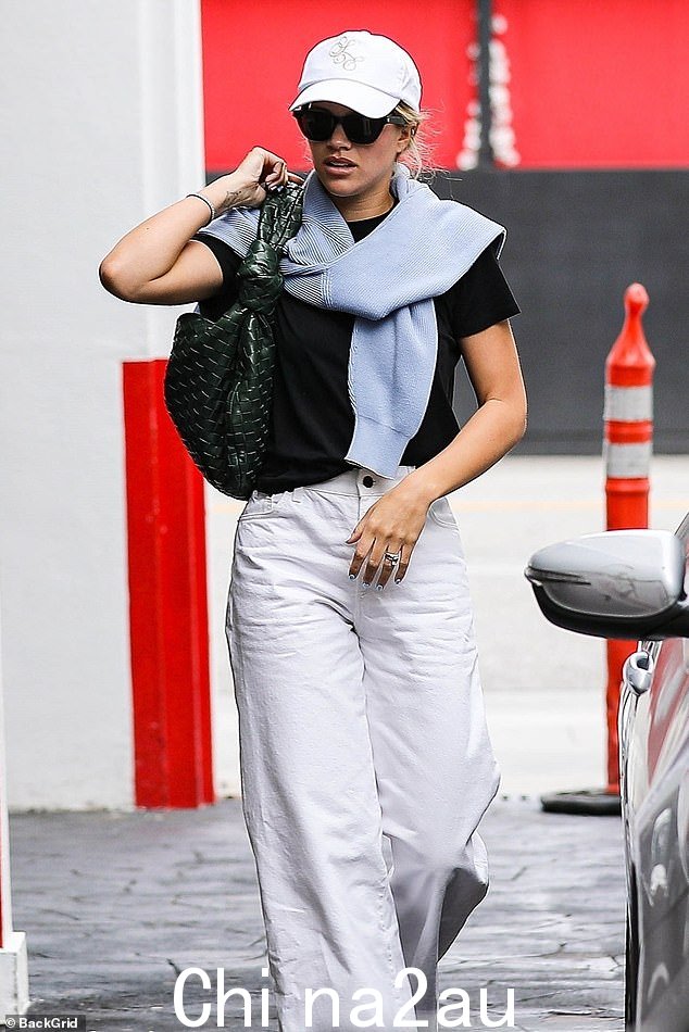 休闲酷:24 岁的 Sofia Richie 周五在比佛利山庄的 E Baldi 与朋友共进午餐时展示了她休闲酷的风格