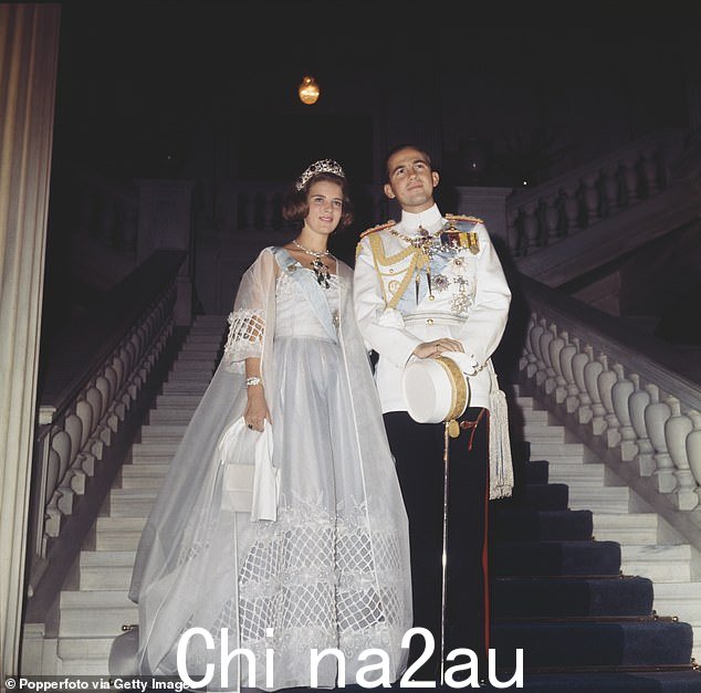 1964 年 9 月 18 日,希腊国王君士坦丁二世与丹麦公主安妮-玛丽在他们的婚礼当天在希腊雅典合影