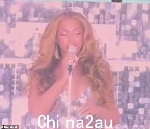 致敬:41 岁的碧昂丝周五在法国巴黎北郊圣丹尼举行的演唱会上短暂休息,向已故的蒂娜特纳致敬