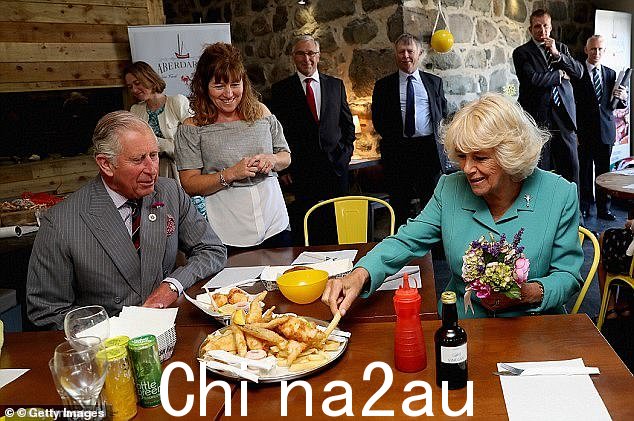 卡米拉说用纸包裹的鱼和薯条是她最喜欢的食物之一。照片中她在威尔士旅行时大口吃着这道菜