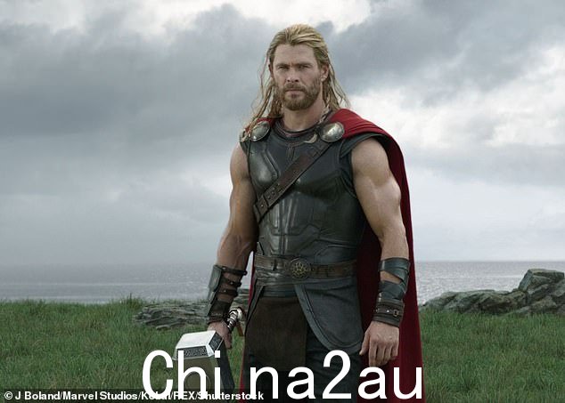 许多人将可疑的目击比作这位明星最著名的角色,超级英雄雷神(如图)挥舞的锤子