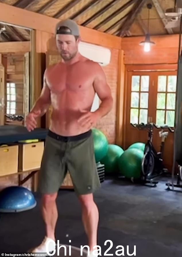 Chris Hemsworth(如图)在周四发布了一张新的锻炼视频展示了他的肌肉形态和可疑的凸起