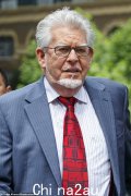 Ulrika Jonsson 揭露已故恋童癖 Rolf Harris 摸她