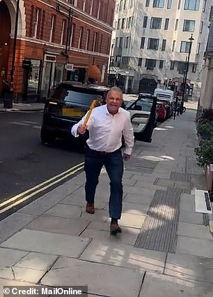 工程师说,他身高只有 5 英尺 4 英寸,身材瘦小,与卡西迪先生相比,他相形见绌
