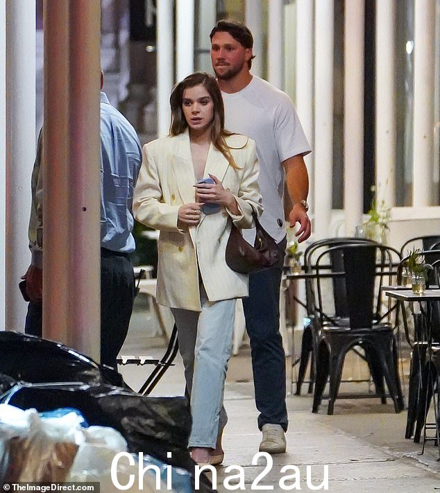夜生活:周四晚上,26 岁的海莉·斯坦菲尔德 (Hailee Steinfeld) 与 27 岁的 NFL 球员乔什·艾伦 (Josh Allen) 被发现在纽约市外出。