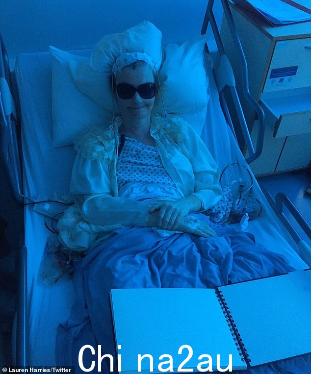 条件：上个月，Katy 分享了 Lauren w在被送回神经科之前感染后被送往重症监护室（4 月 15 日手术后的照片）