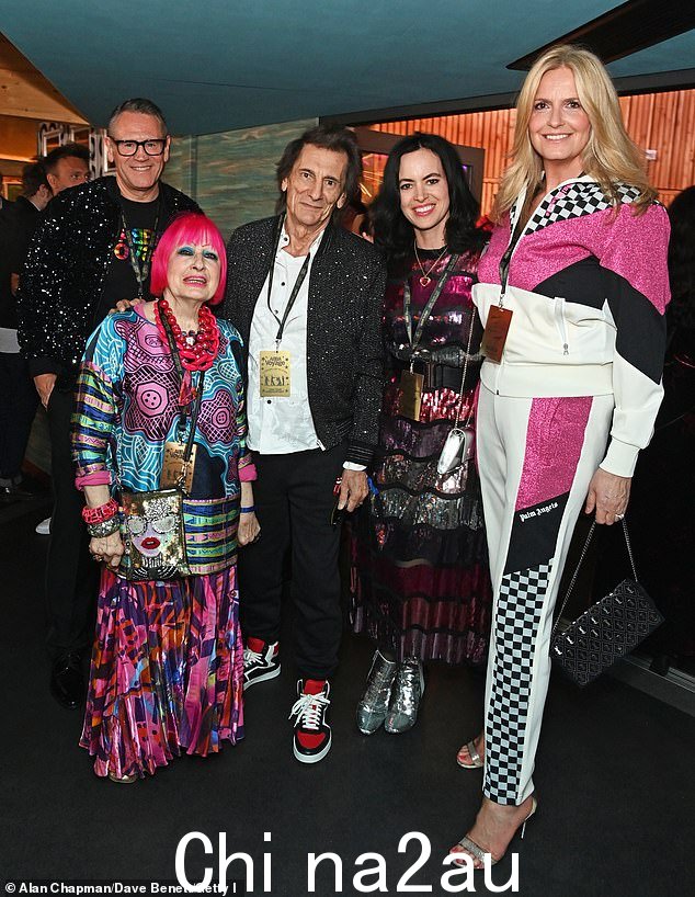 星光熠熠:Mark Aldridge(左上)、设计师 Zandra Rhodes(左下)和 Rod Stewart 的妻子 Penny Lancaster(右)一起共度夜晚