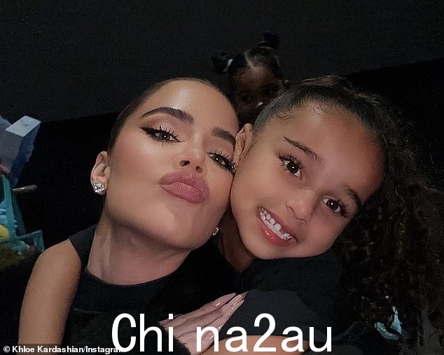 Say cheese:另一位粉丝说:'这很明显只是灯光。你可以看出它是如何击中她的舌头'