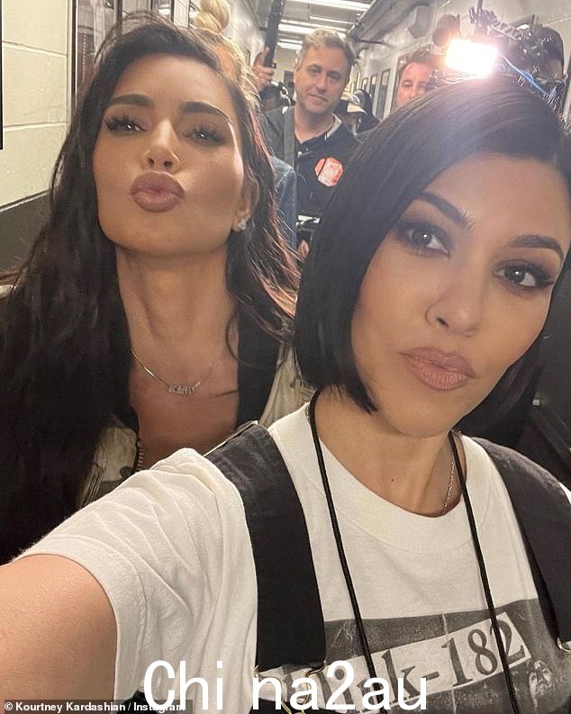 姐妹之夜:她的妹妹金·卡戴珊 (Kim Kardashian) 也很开心,她前来支持她的新姐夫,因为他在布鲁克林的巴克莱中心 (Barclays Center) 大放异彩