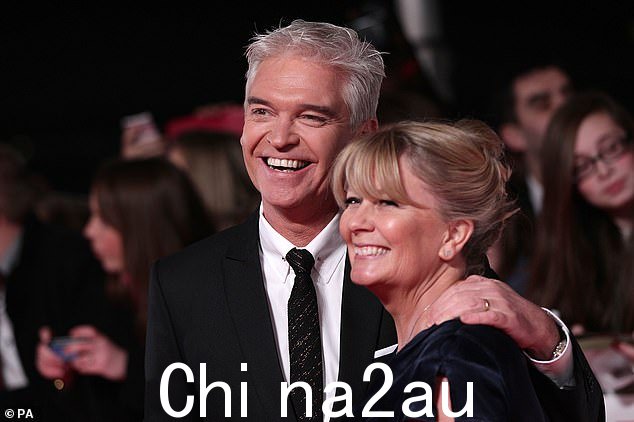 来电者是 Schofield 和他的妻子 Stephanie Lowe 的朋友,也是一名 15 岁男孩戏剧学生的亲戚