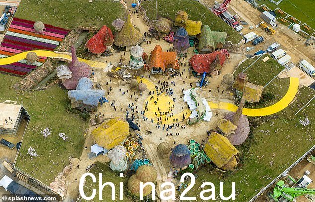 哇!绿野仙踪(Land of Oz)是一个令人惊叹的小镇,拥有五颜六色的茅草屋顶,是在农田上建造的,扮演好女巫格林达的阿丽亚娜上周在那里拍摄了电影的第一幕“class=