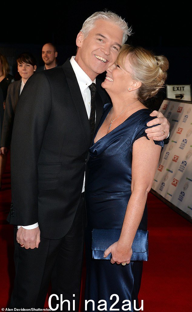 Phillip Schofield 与 Stephanie Lowe 出席国家电视奖颁奖典礼 2014 年抵达 O2