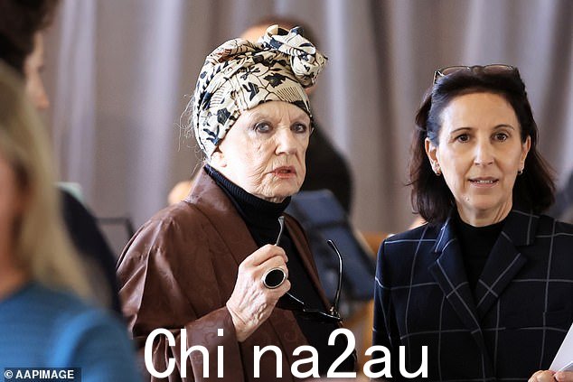 Wendy Whiteley,已故艺术家 Brett Whiteley 的前妻是已故艺术家 Dr John Olsen 国家纪念馆的哀悼者之一
