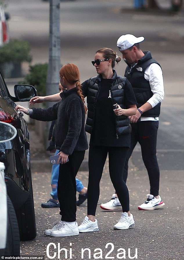 Roxy Jacenko 和 Oliver Curtis 在否认他们分居的谣言后带孩子去悉尼吃晚饭时没有戴结婚戒指
