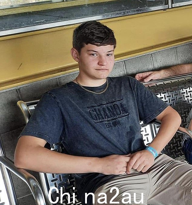 Joshua Elmes(如图)已被确定为在墨尔本以西 320 公里的 Bochara 发生的恐怖车祸中丧生的受害者之一,那场车祸造成四人死亡,一名少年为生命而战