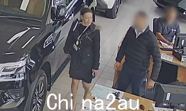 一名神秘女性于 5 月 4 日通过墨尔本东北部的 Bundoora 车场为这辆价值 42,000 美元的汽车安排了融资。图为:女骗子(左上图) ) inside the dealership