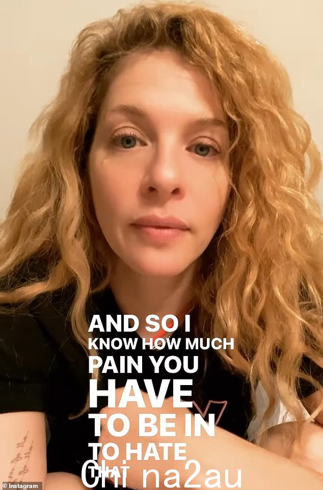暮光之城之星 Rachelle Lefevre,44 岁,在透露她不能再将她的非二元孩子带到 Target 后,她在网上收到的仇恨进行了反击。 class=