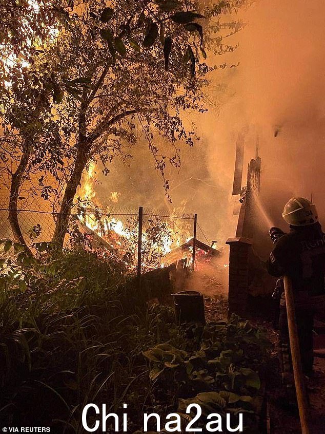 消防员周一在基辅地区被俄罗斯导弹击中的住宅现场工作