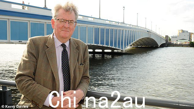 Wandsworth Bridge 的 Robert Hardman,不久将关闭以进行维修以转移通过 Putney Bridge 的交通。目前每天约有 50,000 辆汽车使用 Wandsworth Bridge