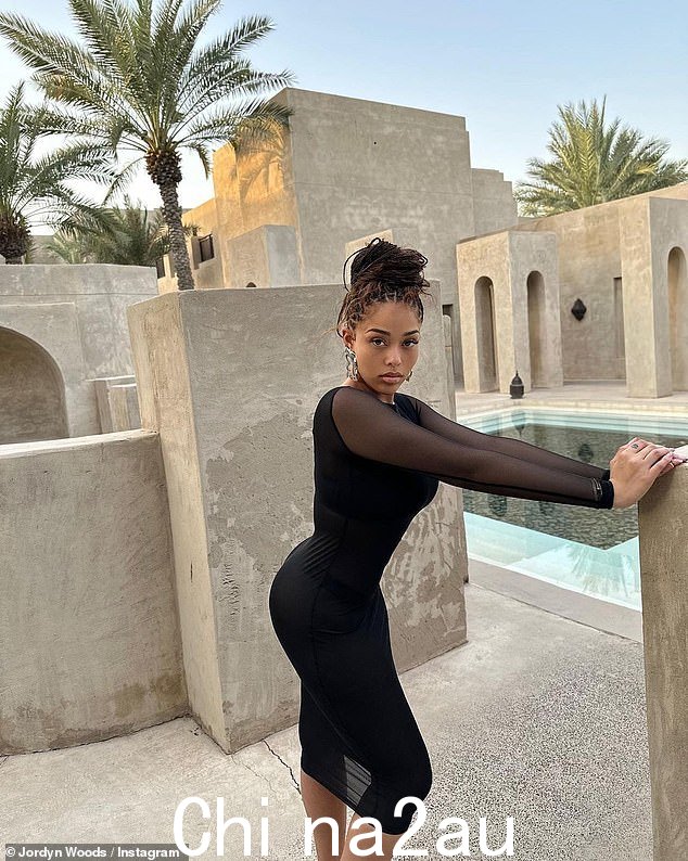 看起来不错!乔丹·伍兹 (Jordyn Woods) 在迪拜度假时身着黑色半透明袖紧身中长连衣裙的一系列新照片看起来比以往任何时候都瘦