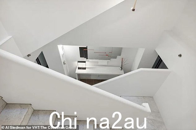 房子一共三层,还有私人屋顶和后院