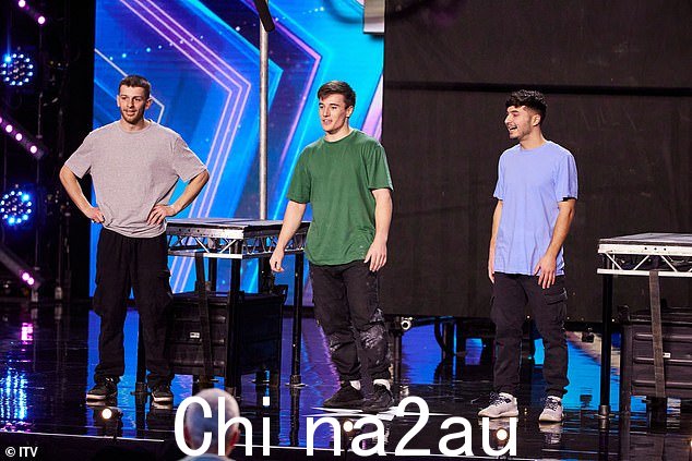 顺利通过:跑酷集体由 George、Ed 和 Travis 组成,并在他们的试镜中获得四个肯定