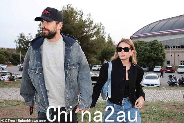 别致:穿着与运动员同步,24 岁的 Clara 也选择了牛仔裤形式她搭配黑色背心和开衫的阔腿牛仔裤