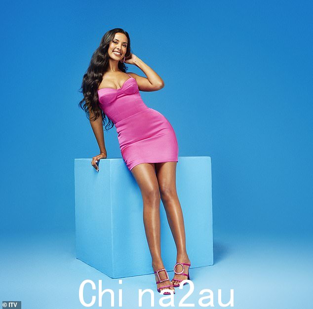 她回来了:今年夏天的 Love Island 将看到 Maya Jama 作为主持人回归,主持马略卡岛的所有别墅活动