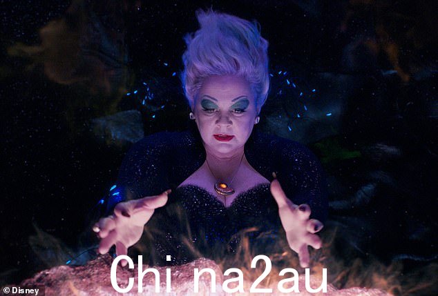 演员表:真人翻拍,也与 CGI 动画混合,明星哈莉贝莉饰演爱丽儿,梅丽莎麦卡锡饰演海女巫厄休拉(如图)