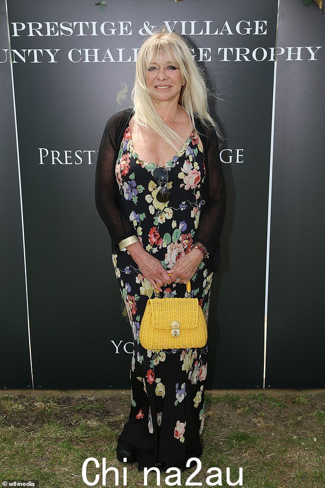 哦,亲爱的!Jo,她于 1985 年至 2011 年与 Ronnie 结婚,之前曾嘲笑 Jerry Hall 与 Rupert Murdoch 的 25 岁年龄差距,因为她在婚礼上被冷落了