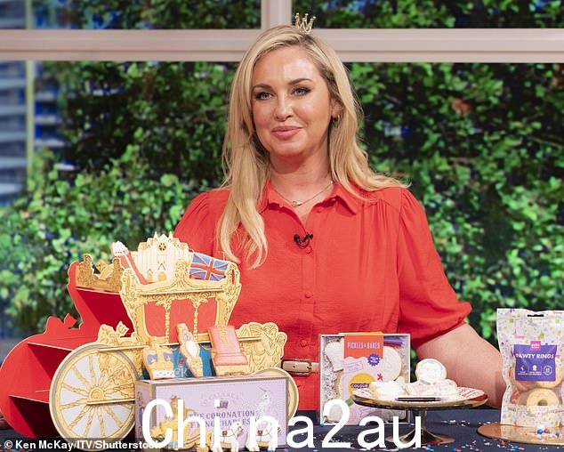Josie Gibson(照片摄于 4 月 27 日的今早)在 Schofield 的婚外恋消息传出后仍未表态