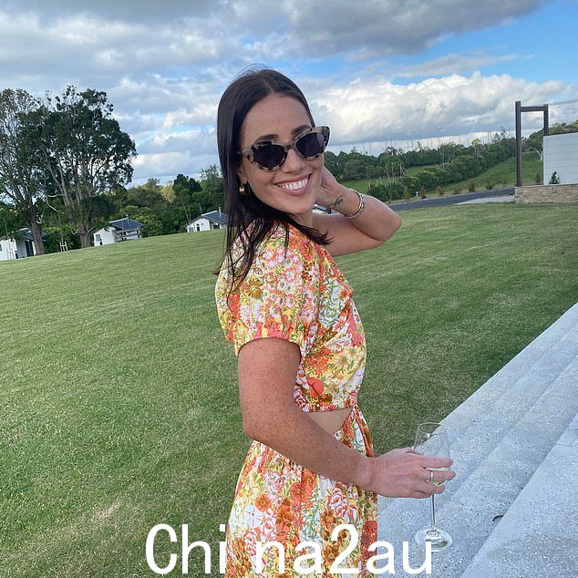 警方指控 28 岁的 Chelsea Jane Edwards(上图)在 2022 年 7 月至 2022 年 9 月的各种场合为一名 15 岁的孩子打扮