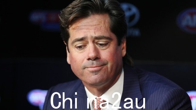 AFL 首席执行官 Gillon McLachlan 在周二晚上的新闻发布会上宣布结束对 Hawthorn 种族主义指控的调查。图片：David Crosling