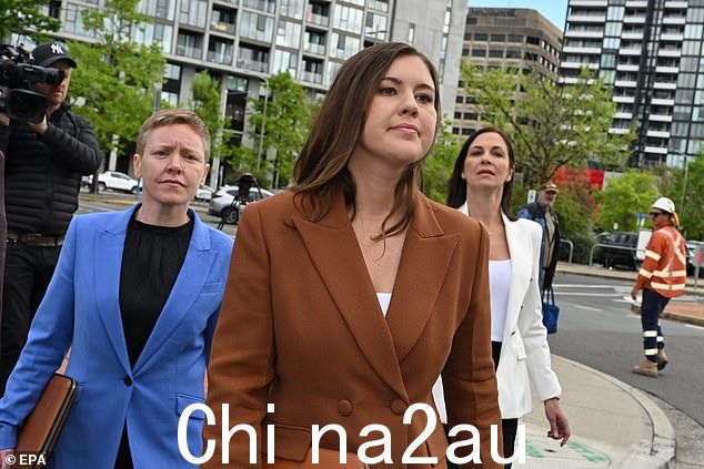 Brittany Higgins(中)于 10 月在 ACT 最高法院外合照,当时是 Bruce Lehrmann 的刑事审判期间