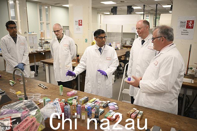 英国首相 Rishi Sunak(中)和首席医疗官 Chris Whitty 教授,右二,在肯特科学服务中心——正在测试电子烟的地方