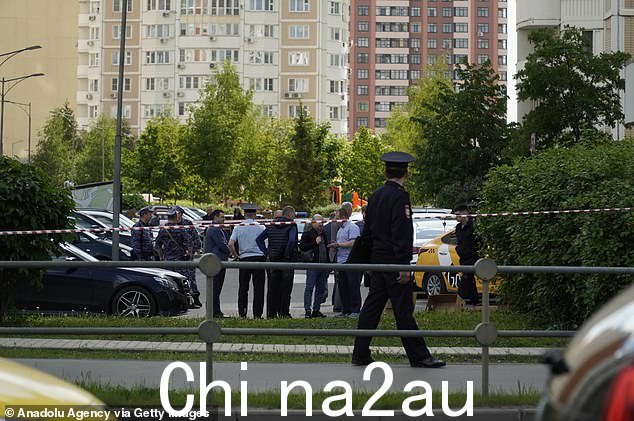周二,安全部队聚集在莫斯科受损公寓楼附近