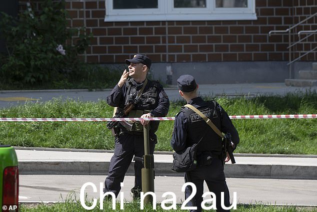 警察守卫周二乌克兰无人机损坏莫斯科一栋公寓楼的区域
