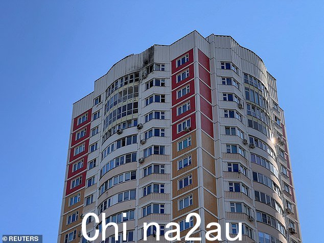 一张视图显示了周二在莫斯科发生无人机袭击后受损的多层公寓楼