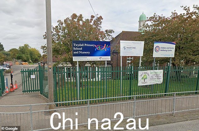 他的前雇主,Gillingham 的 Twydall Primary School(如图)说,他们与 Flynn 先生分道扬镳,因为担心保障问题