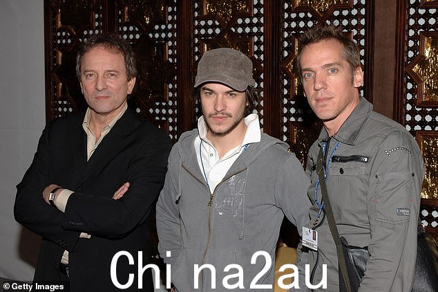 C.R.A.Z.Y.:这位演员作为一个天主教大家庭的族长获得了最佳男演员奖,其中一个儿子在 C.R.A.Z.Y. 中与自己的性身份作斗争,在这里可以看到他与联合主演马克Andre Grondin 和导演 Jean Marc Vallee 于 2005 年 11 月在马拉喀什