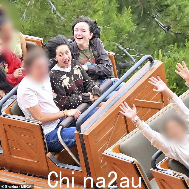 微笑:自从父母于 2021 年 5 月重新建立关系以来,继姐妹们在地球上最快乐的地方度过了过山车的时光,比如大雷山铁路,她们变得亲密无间相隔近 20 年后,看起来幸福快乐