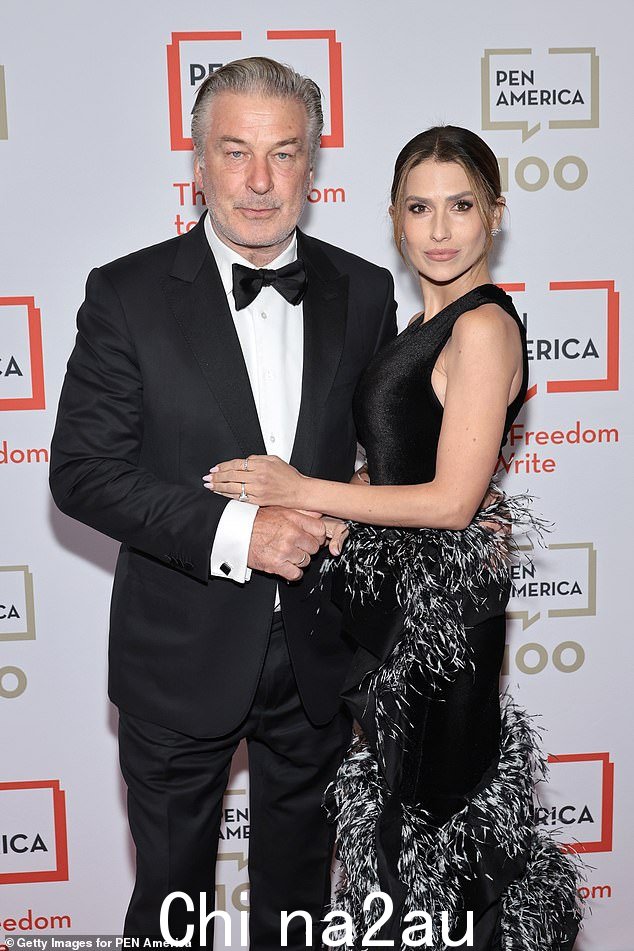 Alec 和 Hilaria Baldwin 本月早些时候在纽约的一场晚会上合影