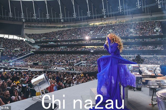 Glam:Beyonce 身穿蓝色网眼礼服,搭配相配的手套和长拖尾,展现迷人魅力