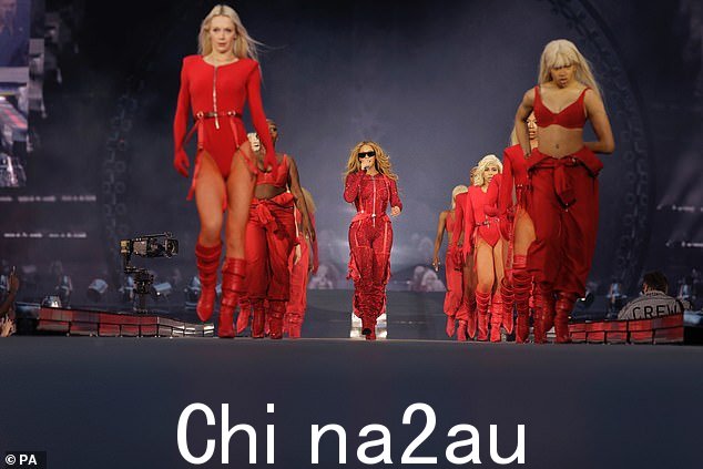 Unreal: Beyonce 身穿闪亮的红色连身裤,腰间系着腰带,看起来很典型