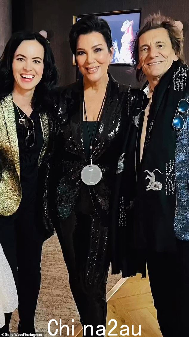 很高兴在这里见到你:Ronnie 和 Sally 在伦敦北部场地与真人秀明星 Kris Jenner 在后台合影留念