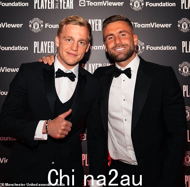 Donny van de Beek(左)和 Luke Shaw(右)在活动中合照