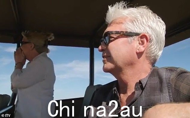 在第二集中,他继续赞美他的另一半,说:'这次旅行的好处是我的妻子斯蒂芬(左图)会和我一起'