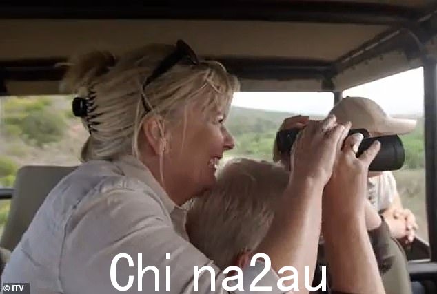 '这次旅行有望成为一生的旅程,我很高兴我的妻子斯蒂芬能和我一起参加,'斯科菲尔德在节目开始时说(如图)